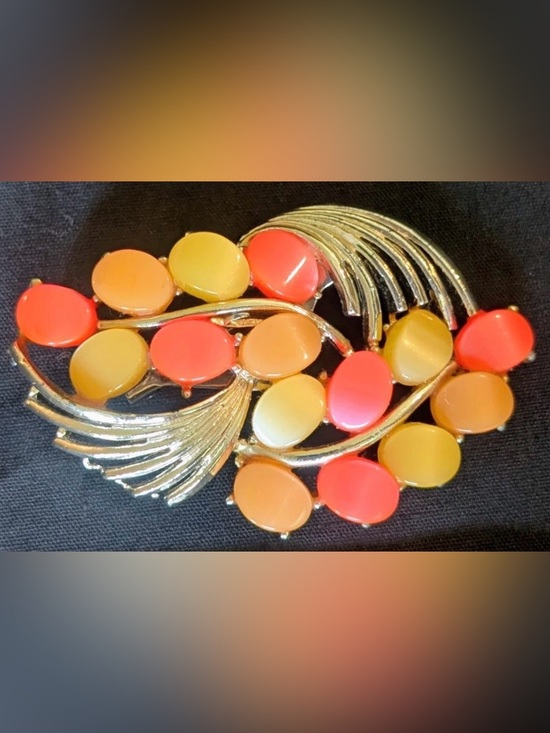 Vintage Jewelry - Vintage Mid-Century Brooch Thermoset in Coral Peach Yellow, Goldtone setting